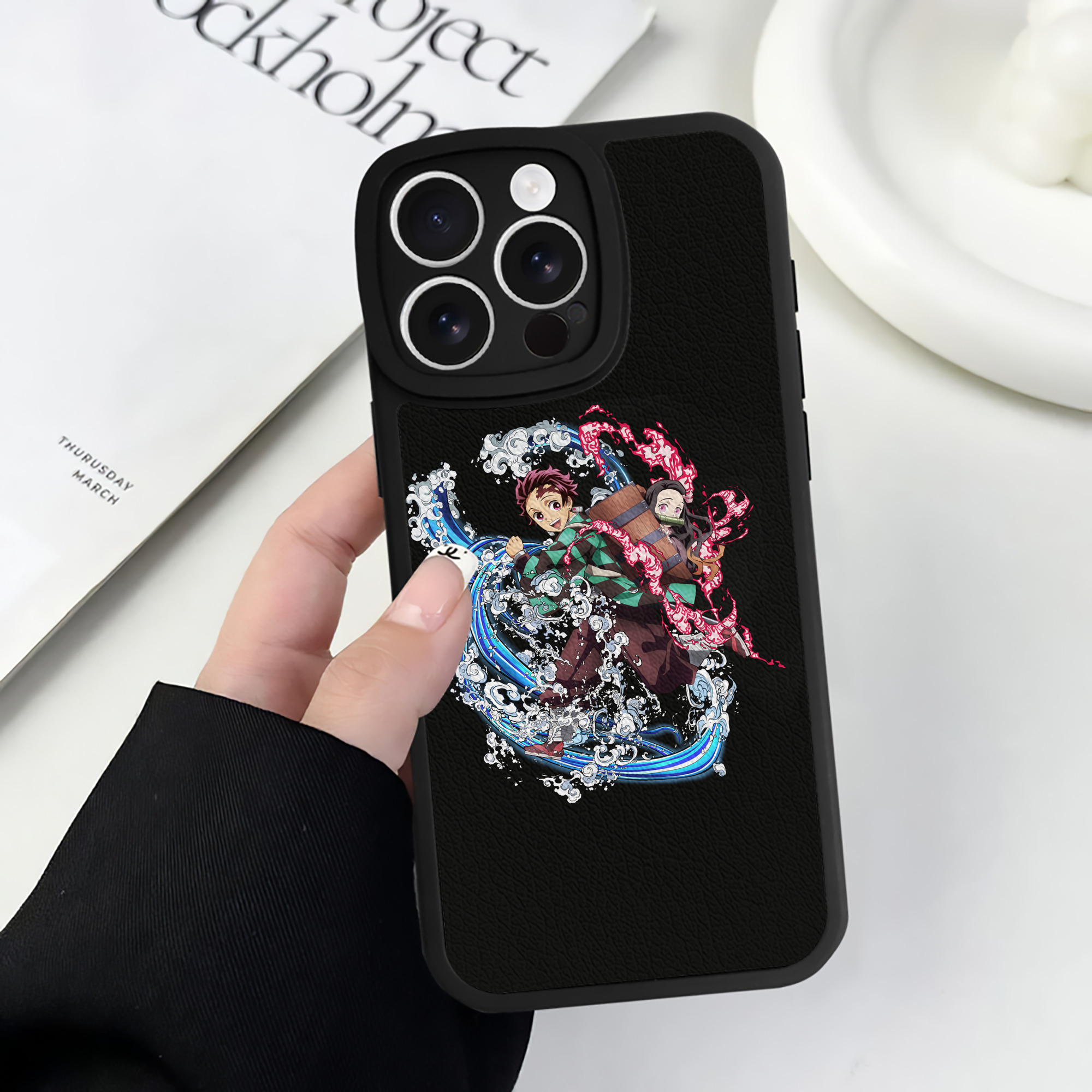 （画像用） 鬼滅の刃（きめつのやいば）竈門 禰󠄀豆子／かまど ねずこ Kamado Nezuko 【iPhone 16シリーズ対応】シリコンスマホケース（レザー調） 材質：シリコン